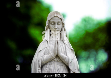 Prayin vergine Maria cimitero statua Foto Stock