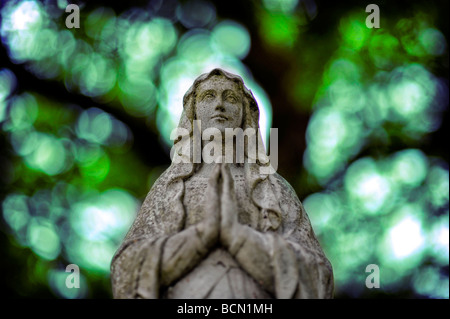 Prayin vergine Maria cimitero statua Foto Stock