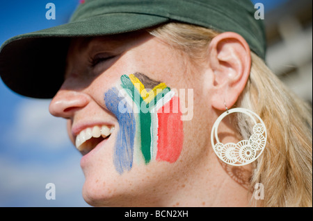 Chiudere fino a una giovane donna con il Sud Africa bandiera dipinta sulla sua guancia Foto Stock