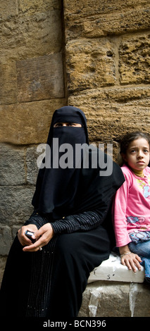 Una donna egiziana indossando il tradizionale Burka . Foto Stock