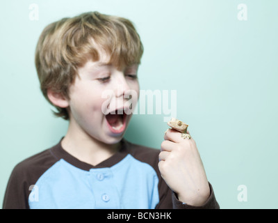 Eccitato ragazzo lucertola tenendo a portata di mano Foto Stock