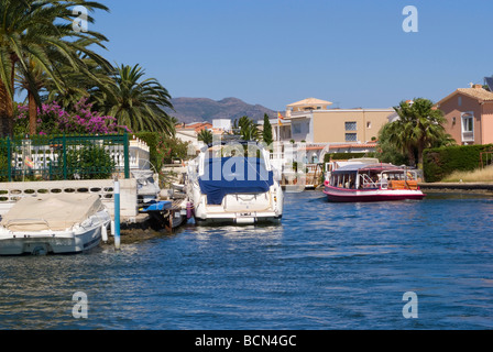 Taxi turistici Tour in Barca di prendere i turisti in crociera della rete dei canali a Empuriabrava Costa Brava Catalogna Spagna Foto Stock