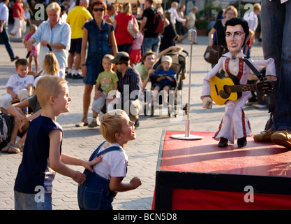 Burattinaio alla principale piazza del Mercato di Cracovia in Polonia Foto Stock