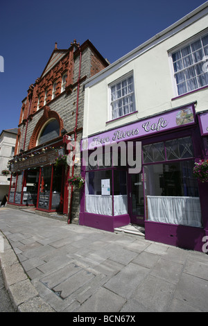 Città di Truro, Inghilterra. Luminoso vista panoramica del vecchio Ale House e tre fiumi Café su Truro's Quay Street. Foto Stock