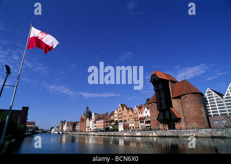 Polonia, Danzica, canale, bandiera polacca e gru Foto Stock