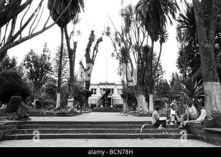 Etiopia Addis Abeba gli studenti nel cortile dell'università Foto Stock