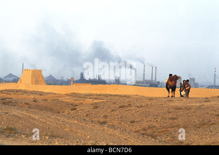 Jiayu Pass e fortemente inquinati moderno centro industriale di Jiayuguan Città, Provincia di Gansu, Cina Foto Stock