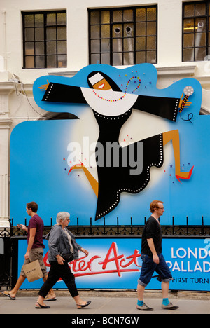 Affissioni al di fuori del London Palladium Theatre pubblicità il musical Sister Act Foto Stock