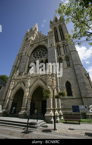 Città di Truro, Inghilterra. Basso angolo di visualizzazione del west guglie e ingresso a Truro Cathedral. Foto Stock