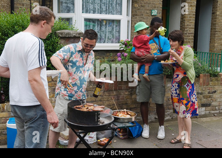 Neighbours UK at Street Party The Big Lunch un progetto della comunità Eden per contribuire a creare coesione nella comunità. Fare nuovi amici. Londra 2000 anni 2009 Foto Stock