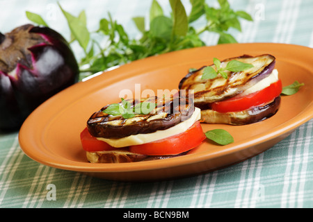 Torri di melanzane con mozzarella e pomodoro Foto Stock