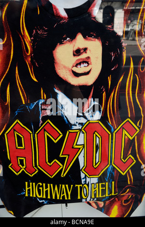 Close up di AC DC Highway all'inferno T shirt nella musica rock memorabilia shop Foto Stock