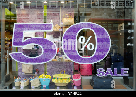 50 Vendita sign in vetrina Foto Stock