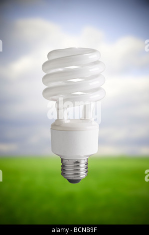Lampada compatta a fluorescenza, lampadina CFL fluttuante nel cielo Foto Stock