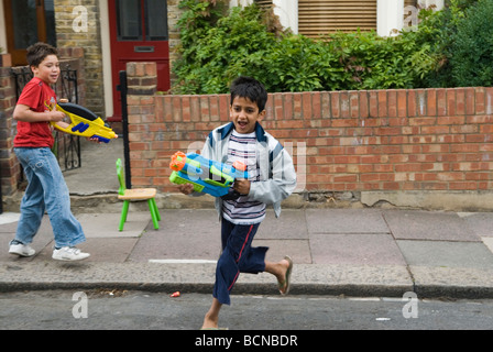 Bambini che giocano in strada Brunswick Street Walthamstow Village Londra E17 Inghilterra Regno Unito 2009 2000s HOMER SYKES Foto Stock