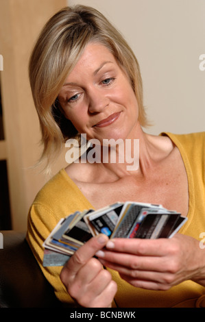 Donna con carte di credito Foto Stock