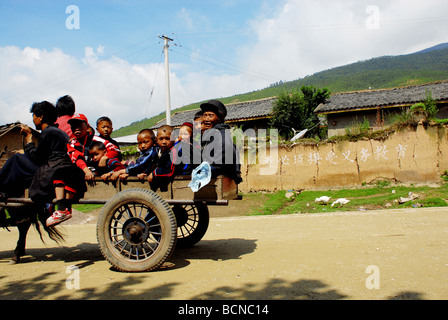 Yi minoranza di persone su un cavallo carrello, Liangshan Yi prefettura autonoma, Szechwan Provincia, Cina Foto Stock