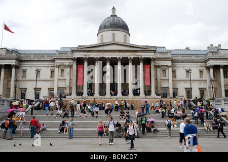 La National Gallery di Londra , Inghilterra, visto da Trafalgar Square. Foto Stock