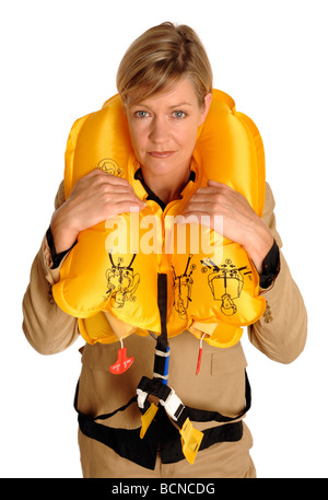 Donna che indossa un giubbotto salvagente Foto Stock