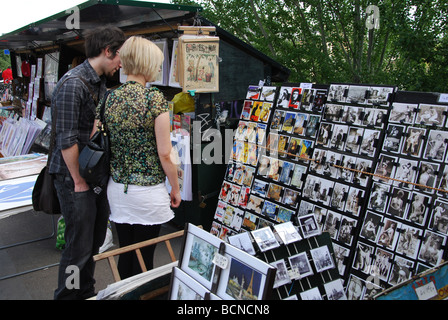 Shopping per le cartoline Parigi Francia Foto Stock