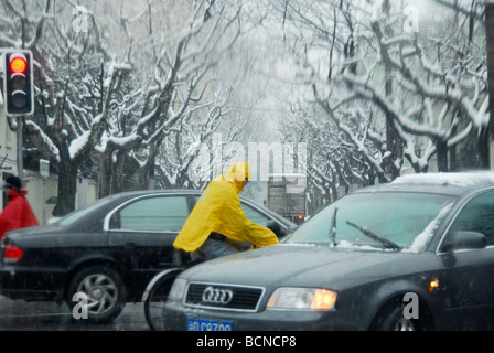 Scena di strada a intersezione stradale in presenza di un notevole manto di neve, Shanghai, Cina Foto Stock