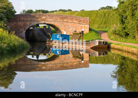 Manutenzione del canale barca ormeggiata sul canale REGNO UNITO Foto Stock