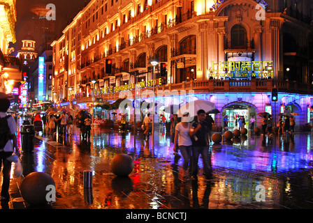 Nanjing Road nella notte piovosa, Shanghai, Cina Foto Stock