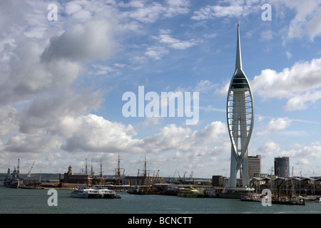 Il Landmark Building, Spinnaker Tower, con le gru del Navy Dockyard dietro a Portsmouth Foto Stock