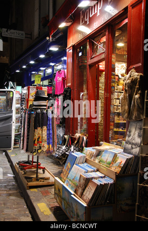 Piccoli negozi di souvenir off Place du Tertre a Montmartre Parigi Francia Foto Stock