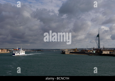 Il Wightlink Isle of Wight ferry St Helen di lasciare il porto di Portsmouth con il landmark Spinnaker Tower sulla destra Foto Stock