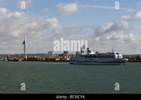 Brittany Ferries Normandie lasciando il porto di Portsmouth dirette in Francia con il landmark Spinnaker Tower sulla sinistra Foto Stock