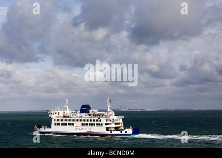 La mattina presto Whitelink traghetto per l'Isola di Wight St fede lungo il tragitto per Fishbourne da Portmouth Foto Stock