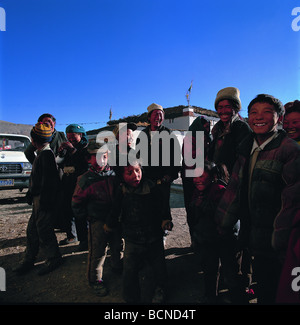 I bambini tibetani ridendo nel parcheggio, Foto Stock