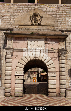 Porta vecchia nella città di Kotor Foto Stock