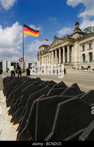 Berlino Germania il Reichstag Memoriale al Reichstag 96 membri dei partiti di opposizione assassinati dai nazisti Foto Stock