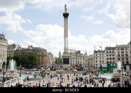 I turisti in Trafalgar Square a Londra, Inghilterra. Foto Stock