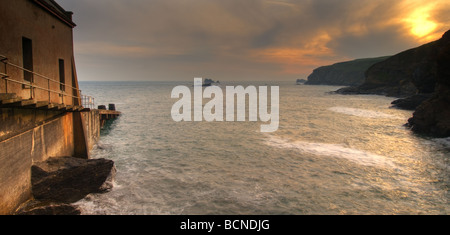 Tramonto a la vecchia stazione di salvataggio Lizard Point Cornovaglia Foto Stock