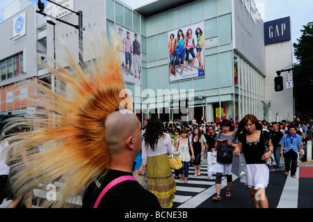 Giovane con Mohawk acconciatura a spillo a con gel in Harajuku Street zona famosa per la sua unica street fashion district Shybuya Tokyo Giappone Foto Stock