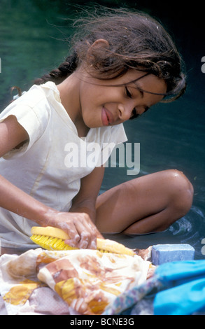 Ragazza abiti di lavaggio village di rakiraki Figi Foto Stock