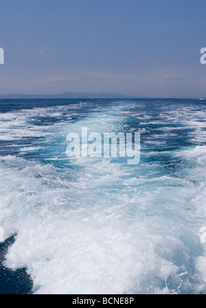 Wake Powerboat nel Mare Mediterraneo Off costa vicino a Cadaques Bay Catalunia Costa Brava Spagna Catalogna Espana Foto Stock