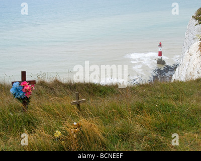 Commemorative croce di legno e fiori in corrispondenza di un famoso spot di suicidio su Beachy Head Sussex Foto Stock