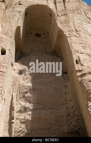 Ampia nicchia di Bamiyan di scogliere di arenaria; fino al 2001 si è tenuto il Grande Buddha, uno dei due giganti dei talebani distrutto Foto Stock