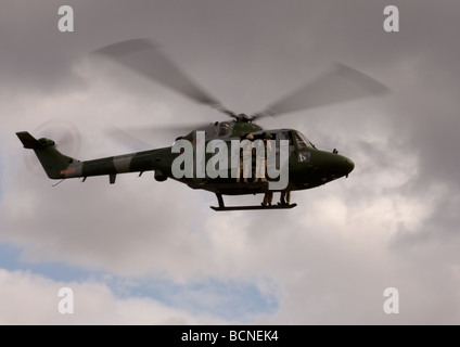 Pronti a scendere un elicottero lynx con 1 para i soldati in piedi sui pattini pronto per la calata verso il basso. Foto Stock