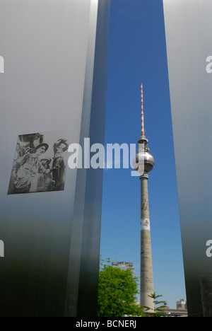 Berlino Germania Fernsehturm torre della TV ad Alexanderplatz visto da Marx ed Engels Forum Foto Stock