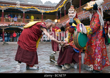 I monaci buddisti con maschere tradizionali. Hemis Gompa festival. Ladakh. India Foto Stock