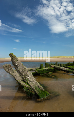 Naufragio di legno sulla spiaggia di Ainsdale sul Mare del Nord Ovest Inghilterra Foto Stock