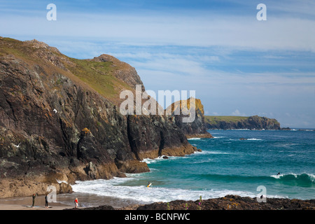 Surfers Surf le onde a Kynance Cove la lucertola su estati soleggiate giorno cielo blu sunshine Cornwall Inghilterra UK GB Regno Unito Foto Stock