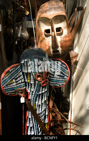 Marche aux Puces de Saint Ouen il mercato delle pulci di Parigi maschera africana Foto Stock