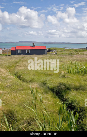 Dipinto recentemente casa di stagno sull isola di Berneray nelle Ebridi Esterne, Scozia Foto Stock