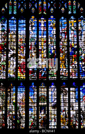 Dettaglio dell'est le vetrate colorate all'interno di Kings College Chapel, Inghilterra Cambridge Regno Unito Foto Stock